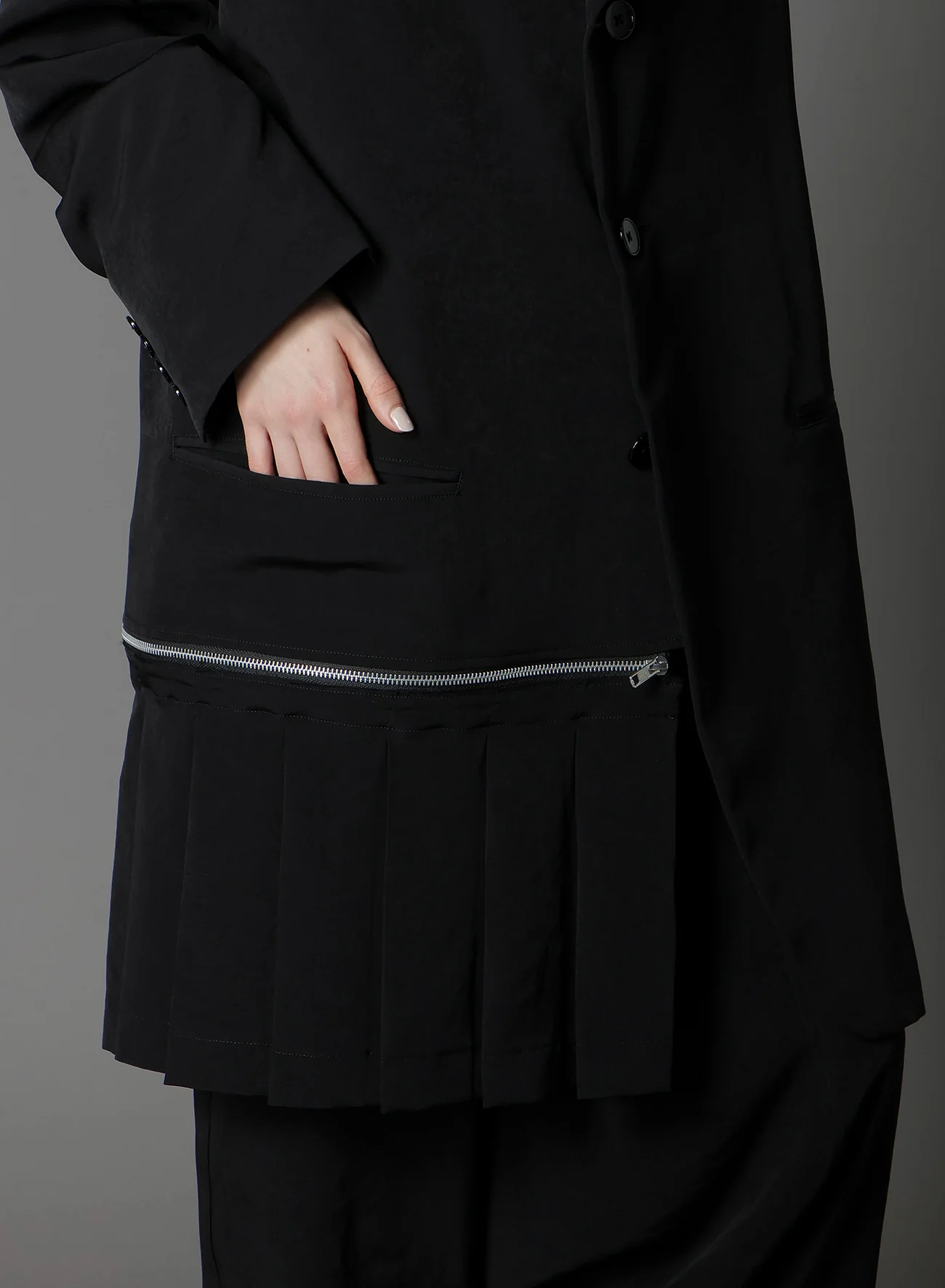 CREPE DE CHINE RIGHT PLEATED JACKET - Image 11