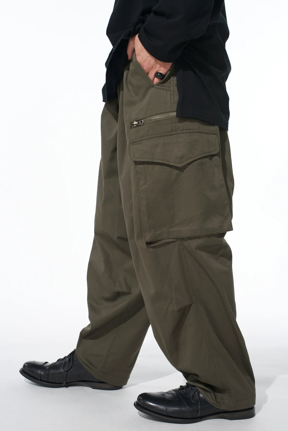 COTTON TWILL KNEE TUCK CARGO PANTS - Image 7