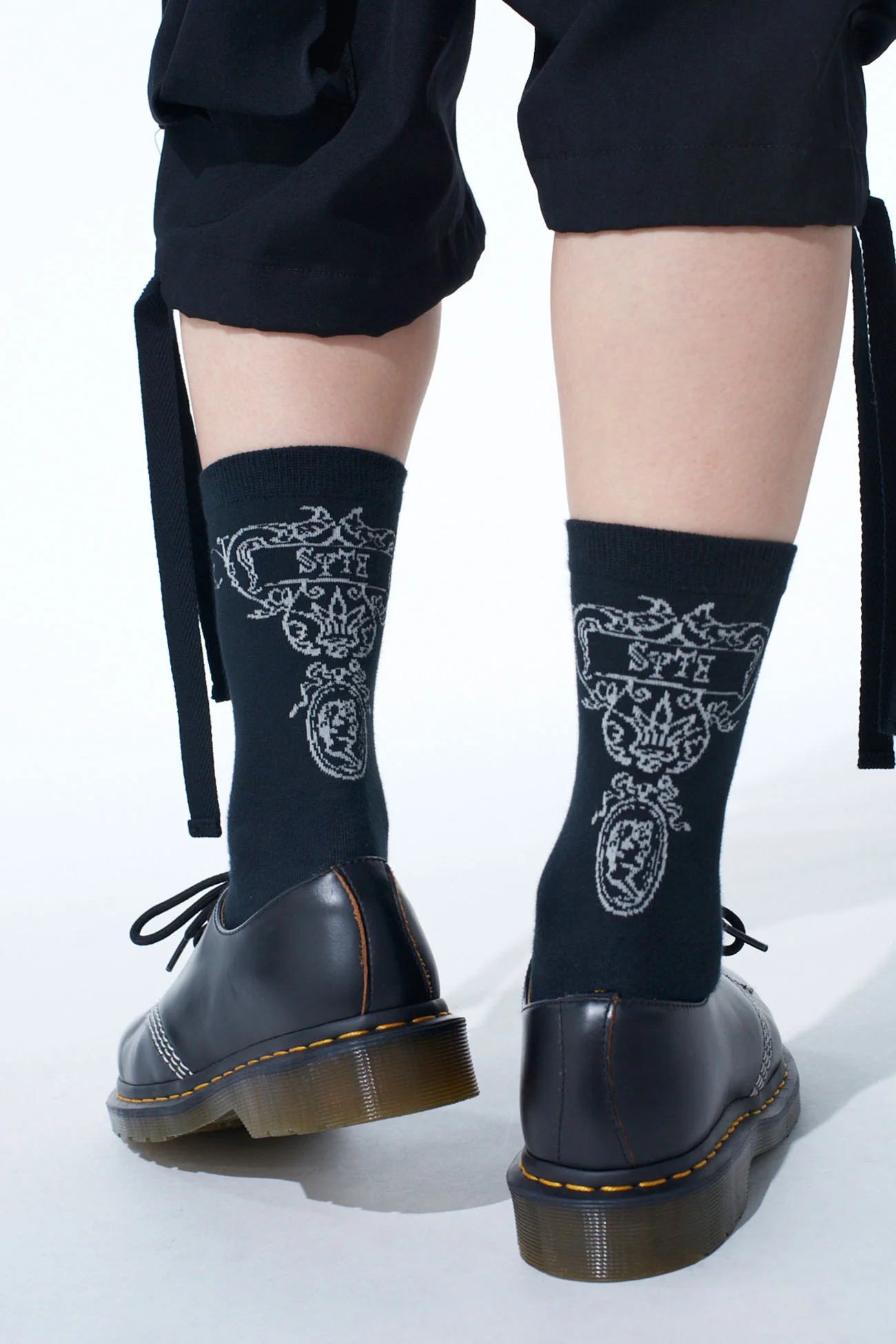 COTTON PLAIN STITCH BAROQUE PATTERN SOCKS - Image 3